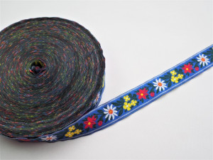 Banda tesuta Floare de colt 25 mm - fond albastru