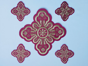 Ornament bisericesc cruce mare - visiniu cu auriu