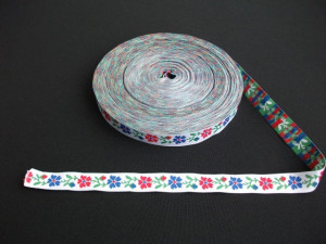 Banda tesuta flori 16 mm - fond alb