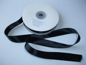 Panglica satinata ambele fete 25 mm neagra
