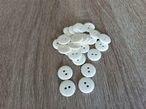 Nasturi alb-ivoir cu 2 gauri 18mm (M28)