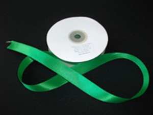 Panglica satinata ambele fete 20 mm verde