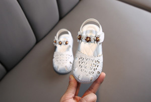Sandale albe decupate cu floricele
