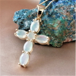 Pandantiv CARMEN din argint placat cu aur -cruciulita- VP019196 opal alb