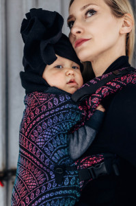 Lenny Upgrade, Peacock's Tail Black Opal - Marsupiu Ergonomic (60% bumbac, 28% lana merinos, 8% matase, 4% casmir)