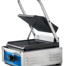Panini grill simplu cu mecanism prin apasare pe placi striate