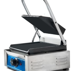 Panini grill simplu cu mecanism prin apasare pe placi netede