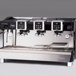 Espressor cafea cu dozare volumetrică, afișaj TFT , reglare termică - 3 grupuri