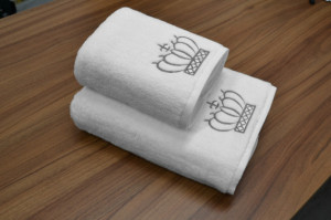 Set 2 Prosoape baie Brodate Alb cu broderie Argintiu, Coroana, bumbac 100%