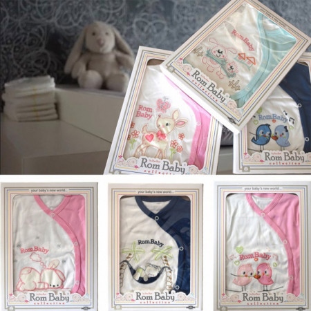 Set nou nascuti 0-3 luni 100% bumbac din 5 piese: pantaloni cu botosel, bluzita cu capse, bavetica, caciulita, manusi, model alb/albastru cu ursulet