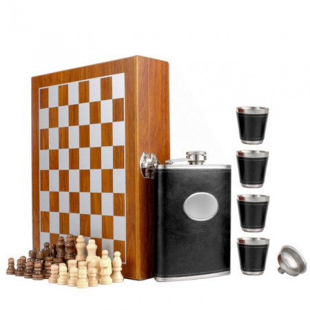 Set format din 4 piese: Caseta din lemn cu 4 pahare, sticla whiskey si joc sah, model Pufo Clasic, negru