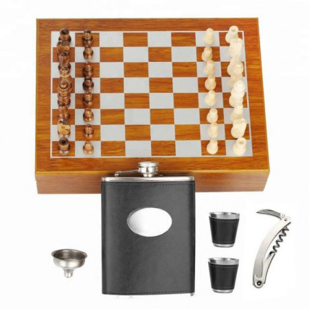 Set format din 5 piese: Caseta din lemn cu 2 pahare, sticla whiskey, tirbuson si joc sah, negru, Pufo