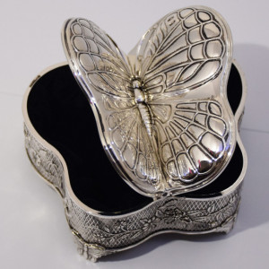 Caseta antimoniu metalica Pufo Butterfly pentru depozitare si organizare bijuterii si accesorii, model in forma de fluture, argintiu
