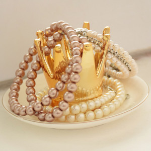 Decoratiune suport bijuterii Pufo Crown Queen, ceramica, 14 cm, auriu