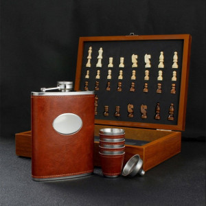 Set format din 4 piese: Caseta din lemn cu 4 pahare, sticla whiskey si joc sah, model Pufo Clasic, maro deschis