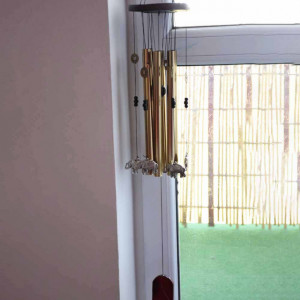 Clopotel de vant cu 6 tuburi sonore metalice aurii pentru casa sau gradina, model Feng-Shui cu 6 elefanti si monede