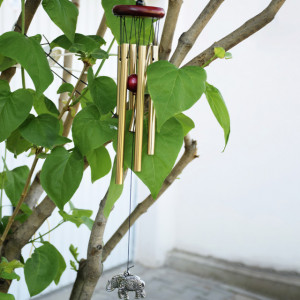 Clopotel de vant cu 6 tuburi sonore metalice pentru casa sau gradina, model Feng-Shui cu elefant