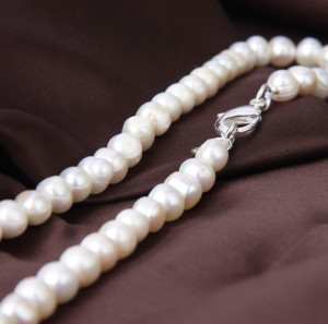 Colier perle naturale de cultura albe, model Shape pearl