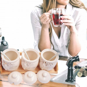 Set 3 recipiente pentru zahar, cafea, ceai sau alte condimente, cu lingurita si suport din lemn, Pufo Classic