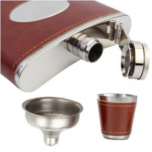 Set format din 4 piese: Caseta din lemn cu 4 pahare, sticla whiskey si joc sah, model Pufo Clasic, maro deschis