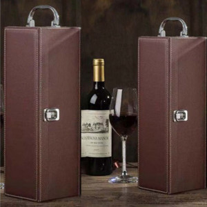 Cutie caseta eleganta pentru sticla, cu maner si set de 4 accesorii pentru vin incluse, model clasic, maro, Pufo
