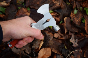 Pachet briceag toporisca multifunctionala pentru camping + prastie metalica de buzunar cu cauciuc natural, latex, rezistent