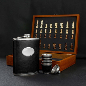 Set format din 4 piese: Caseta din lemn cu 4 pahare, sticla whiskey si joc sah, model Pufo Clasic, negru