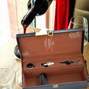 Cutie cadou tip cufar pentru vin, model Premium cu maner si accesorii incluse, negru