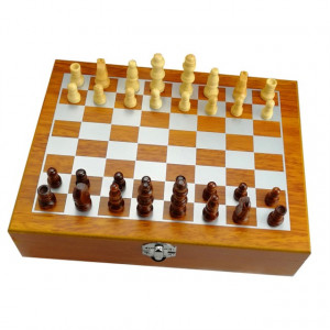 Set format din 5 piese: Caseta din lemn cu 2 pahare, sticla whiskey, tirbuson si joc sah, Pufo