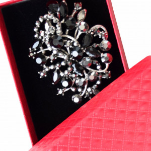 Brosa dama eleganta cu pietricele negre, model Black pebbles