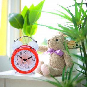 Ceas de masa desteptator pentru copii Pufo Joy, cu buton de iluminare cadran, 16 cm, model Happy Pig