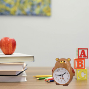 Ceas de masa desteptator pentru copii Pufo, model Ursuletul Grijuliu, 26 cm, maro