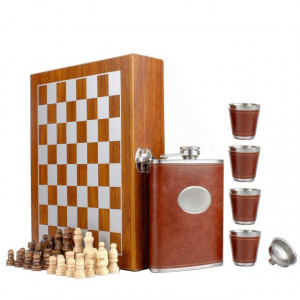 Set format din 4 piese: Caseta din lemn cu 4 pahare, sticla whiskey si joc sah, model Pufo Clasic, maro deschis