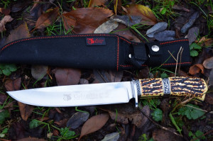 Cutit de vanatoare 31 cm, maner imitatie corn cerb + teaca