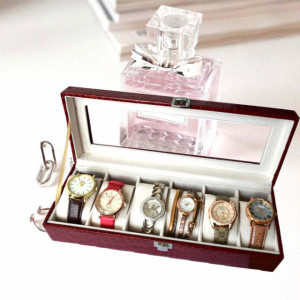 Oferta! Caseta eleganta depozitare cu compartimente pentru 6 ceasuri, imprimeu crocodil rosu + 6 ceasuri de dama