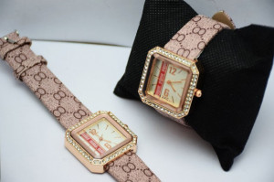 Pachet cutie caseta eleganta Pufo Glamour pentru depozitare bijuterii, imprimeu crocodil + Ceas dreptunghiular elegant de dama