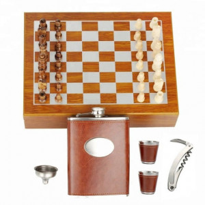 Set format din 5 piese: Caseta din lemn cu 2 pahare, sticla whiskey, tirbuson si joc sah, Pufo