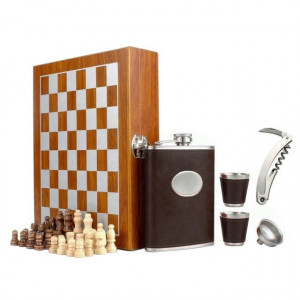 Set format din 5 piese: Caseta din lemn cu 2 pahare, sticla whiskey, tirbuson si joc sah, maro inchis,Pufo