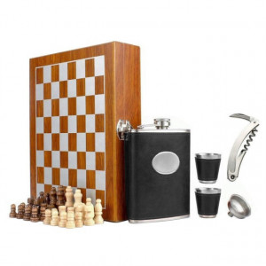 Set format din 5 piese: Caseta din lemn cu 2 pahare, sticla whiskey, tirbuson si joc sah, negru, Pufo
