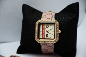 Pachet cutie caseta eleganta Pufo Glamour pentru depozitare bijuterii, imprimeu crocodil + Ceas dreptunghiular elegant de dama