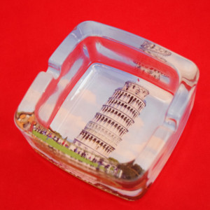 Scrumiera Pufo din sticla, model Turnul din Pisa, 9,5 cm