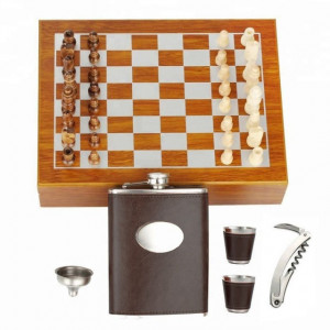 Set format din 5 piese: Caseta din lemn cu 2 pahare, sticla whiskey, tirbuson si joc sah, maro inchis,Pufo