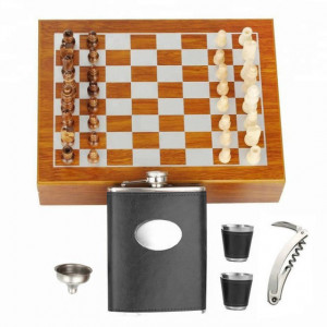 Set format din 5 piese: Caseta din lemn cu 2 pahare, sticla whiskey, tirbuson si joc sah, negru, Pufo