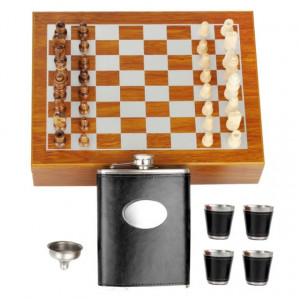 Set format din 4 piese: Caseta din lemn cu 4 pahare, sticla whiskey si joc sah, model Pufo Clasic, negru