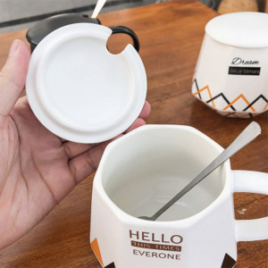 Cana cu capac din ceramica si lingurita Pufo Hello pentru cafea sau ceai, 300 ml, alb