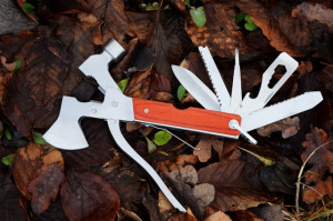 Pachet briceag toporisca multifunctionala pentru camping + prastie metalica de buzunar cu cauciuc natural, latex, rezistent