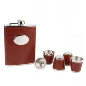 Set format din 4 piese: Caseta din lemn cu 4 pahare, sticla whiskey si joc sah, model Pufo Clasic, maro deschis