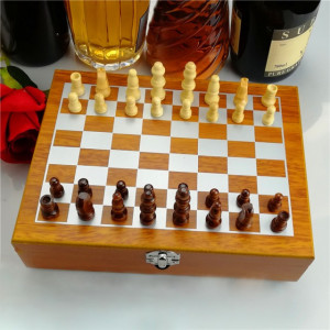 Set format din 5 piese: Caseta din lemn cu 2 pahare, sticla whiskey, tirbuson si joc sah, negru, Pufo