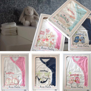 Set nou nascuti 0-3 luni 100% bumbac din 5 piese: pantaloni cu botosel, bluzita cu capse, bavetica, caciulita, manusi, model alb/roz cu iepuras