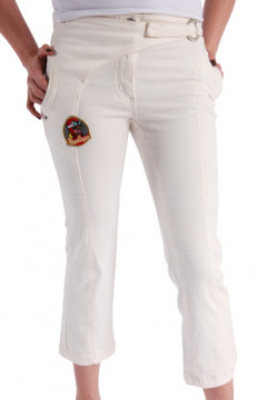 Pantaloni albi cu buzunare si aplicatii decorative